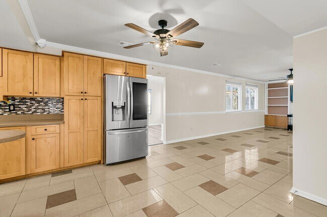 Building Photo - 121 Sully St