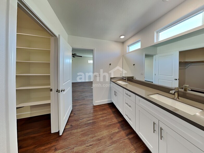 Building Photo - 8844 Carmine Cob Ave