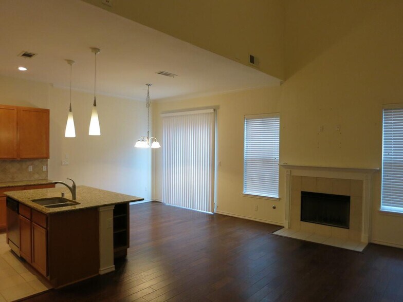 Building Photo - 1206 Emerald Glen