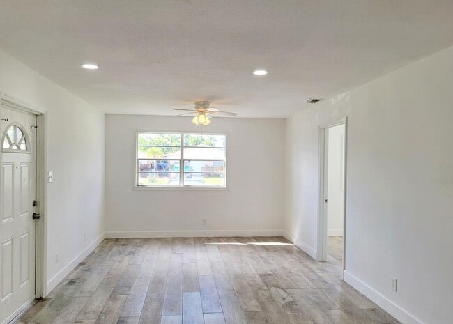 Building Photo - 9765 Montana Ct