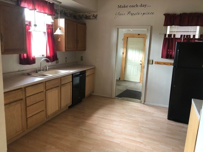 Building Photo - 4 Bedrooms/2 Bath Home with attached Garage