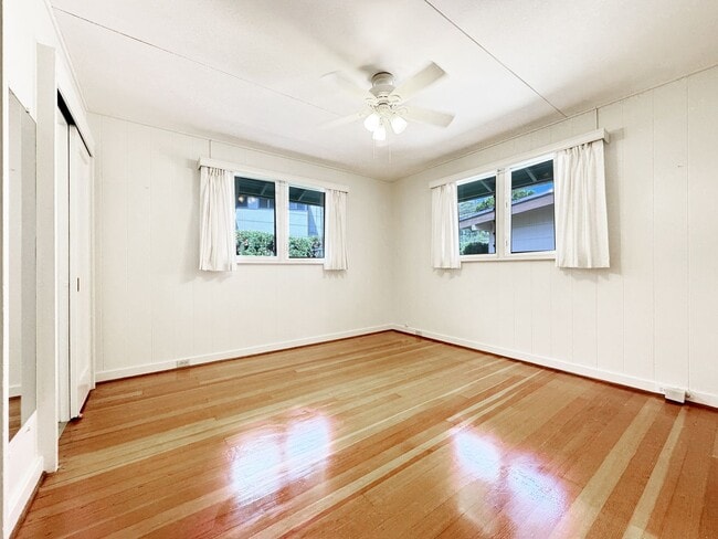 Building Photo - Small Dog Friendly Palolo House