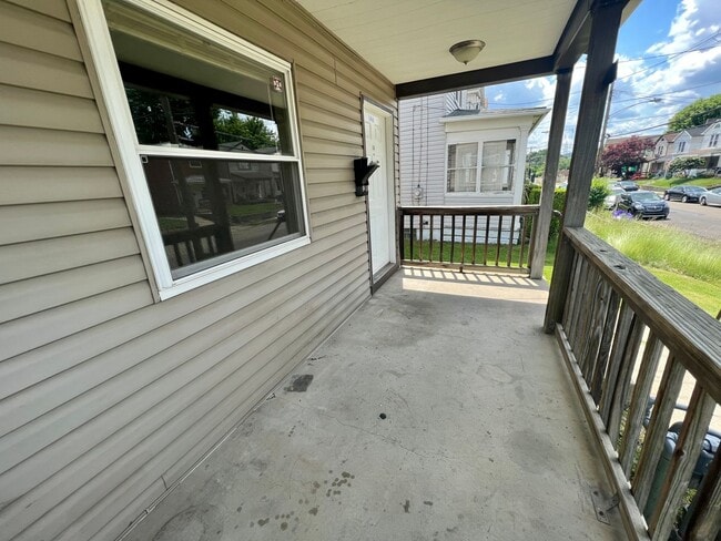 Building Photo - 146 Maplewood Ave