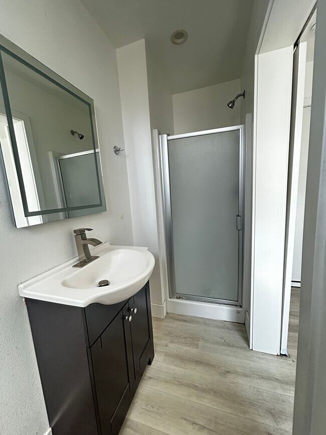 Building Photo - PRIVATE ROOM WITH PERSONAL BATHROOM & SHOWER