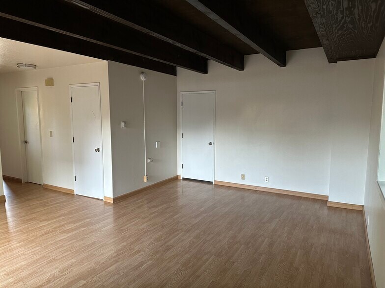 living room, door to garage - 1809 SE Harney St