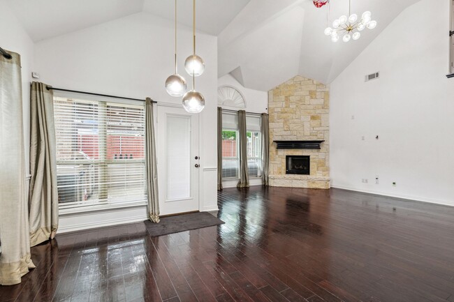 Building Photo - Luxurious in Little Elm