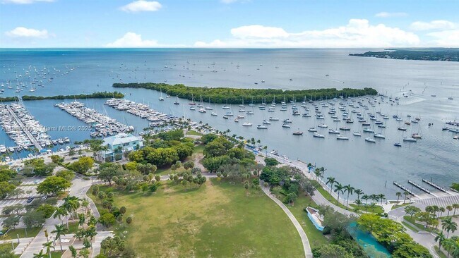 Building Photo - 2821 S Bayshore Dr