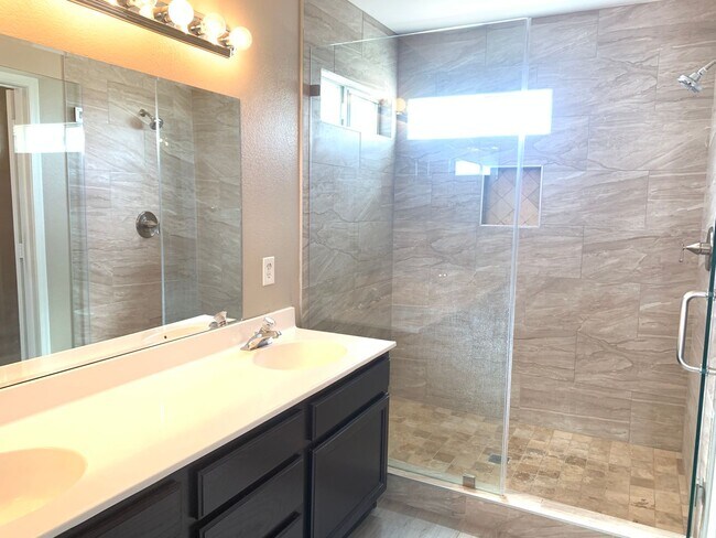 Building Photo - SPACIOUS & ELEGANT LIVING IN THIS GATED HE...