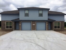 Building Photo - 935 Brookview Dr