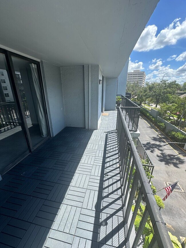 Building Photo - Charming 1 Bed, 2 Bath Condo in the Vibran...