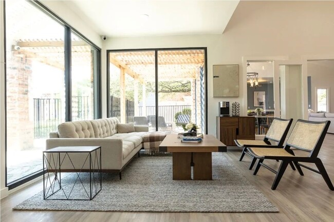 Building Photo - 2170 Thousand Oaks Dr