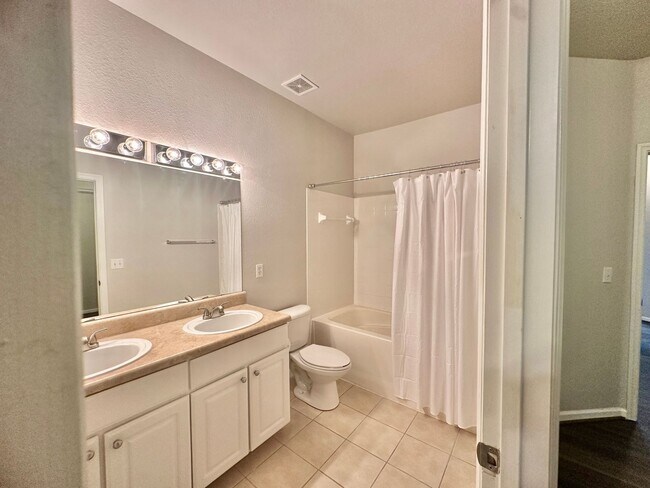 Building Photo - Stylish 2 bed, 2.5 Bath Condo in Magnolia Place | Private Garage | $1,550.00