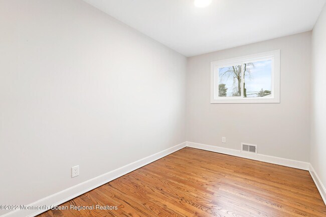 Building Photo - 2 Middlesex Rd