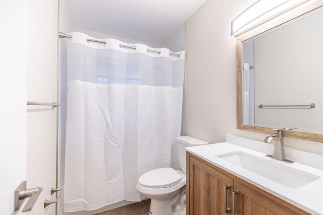 Building Photo - 114 S Lakeside Dr