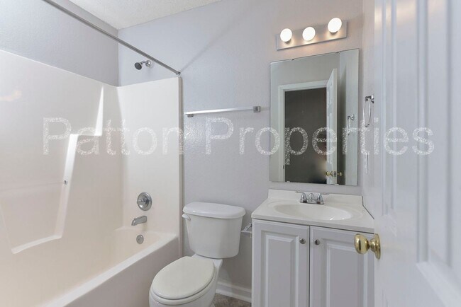 Building Photo - 295 Legend Oaks Dr