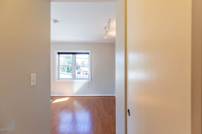 Building Photo - Bright One Bedroom Gem in Columbia Heights!