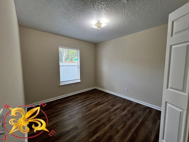 Building Photo - $1595 3/2 - K- Section Great Location Off ...