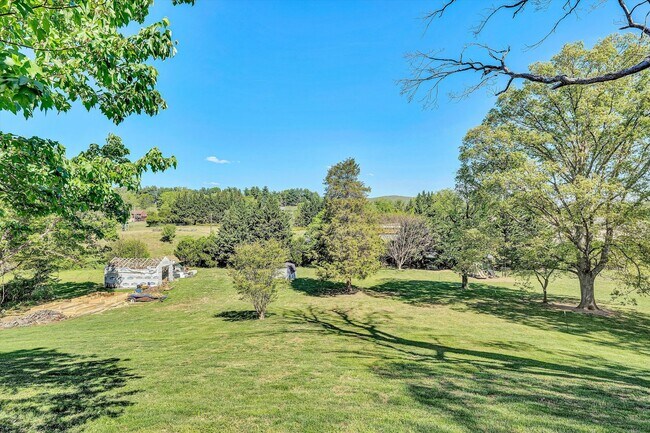Building Photo - Charming Ranch Convenient Location