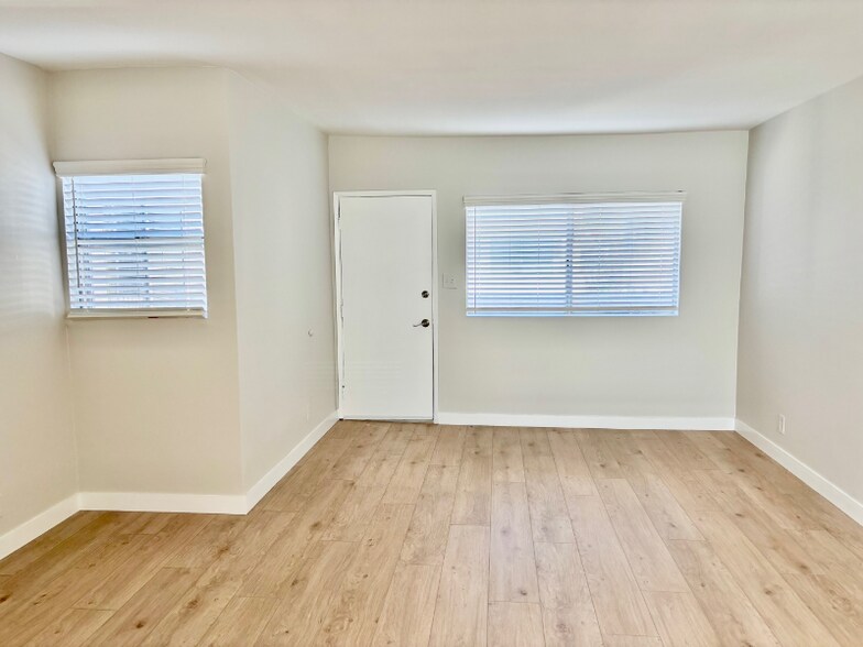 Building Photo - 808-812 Westmount Dr