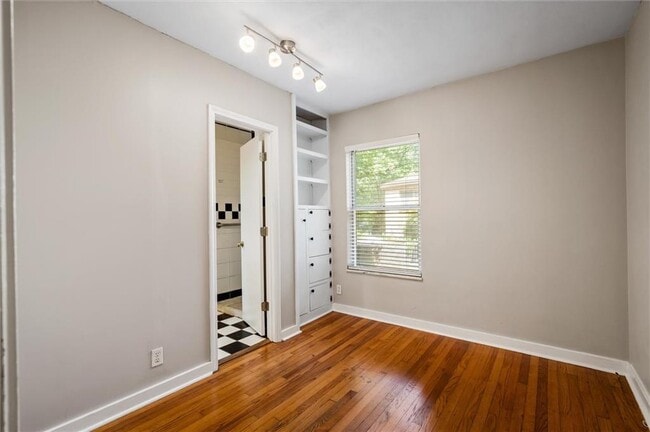 Building Photo - 321 Thornhill Cir
