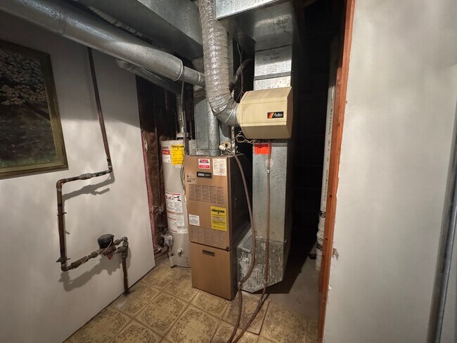 Building Photo - Cute Home in Central Bismarck with Huge Garage