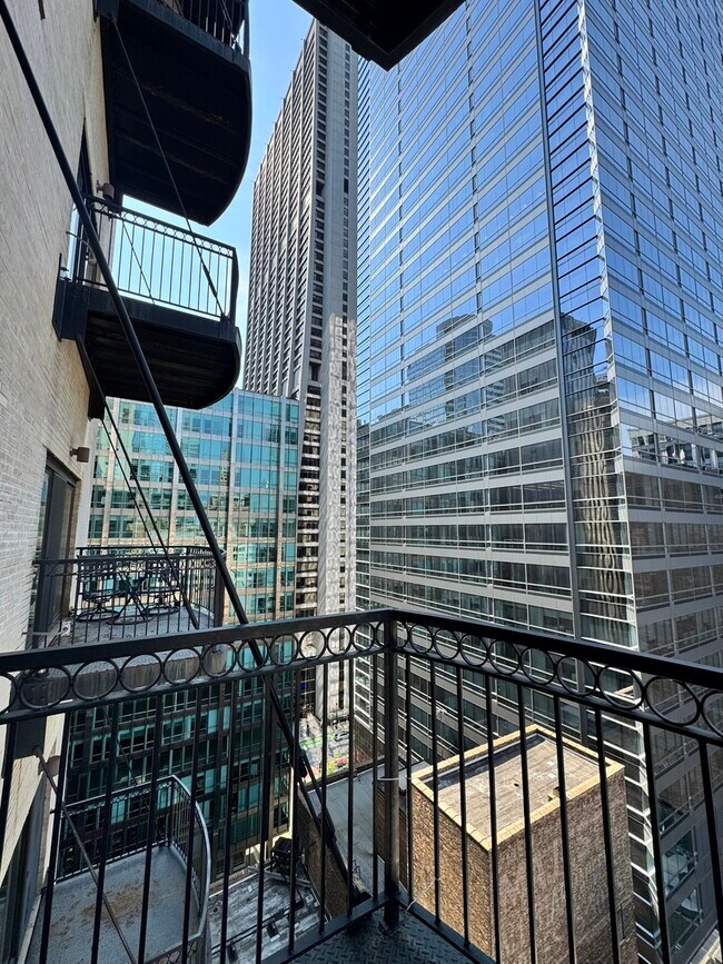 Building Photo - 8 W Monroe St