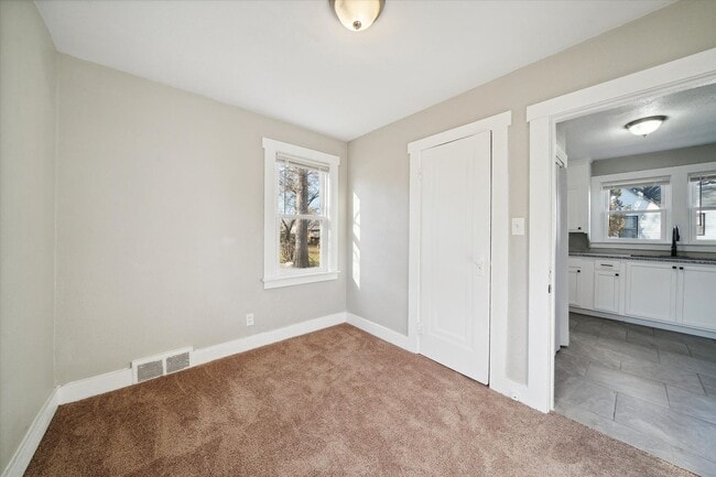 Building Photo - Cute 2 Bed 1 Bath Remodeled Home W/basemen...