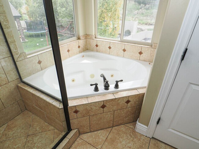 Building Photo - 4 Bedroom, 2.5 bathroom Bluffdale Home