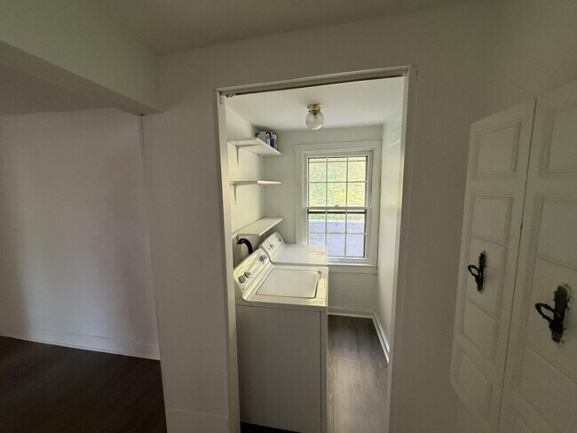 Building Photo - 404 Ewing St