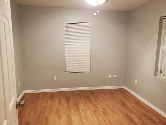 Building Photo - 911 W Hendricks St