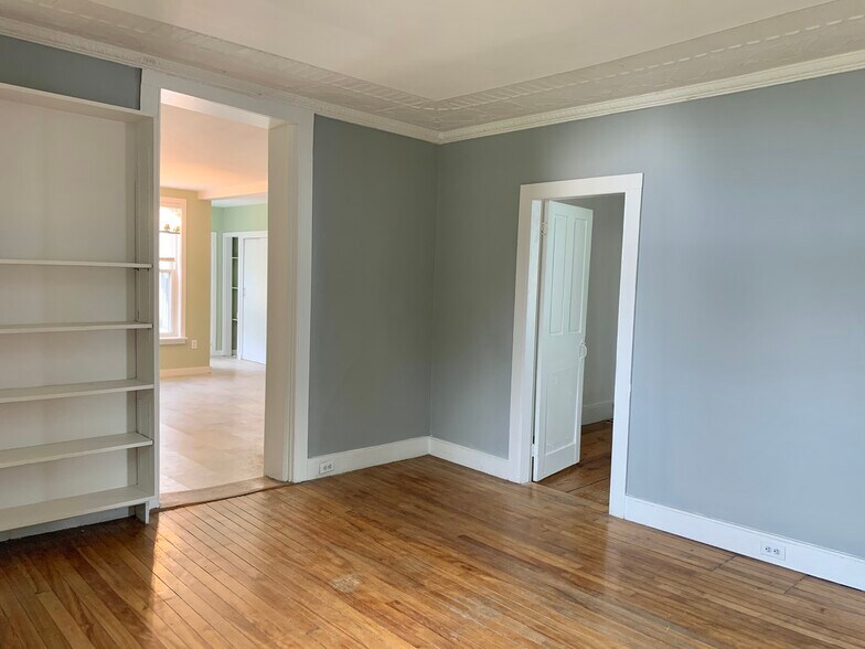 Center Room - 183 Elliot St