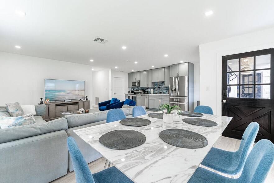 Building Photo - 825-827 Southwest 14th Street-SI FL1-ID1475658P