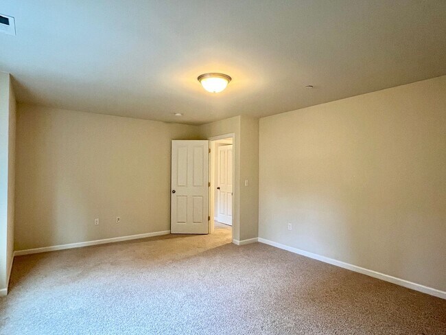 Building Photo - Spacious 5-Bedroom Home for Rent in Kenmore