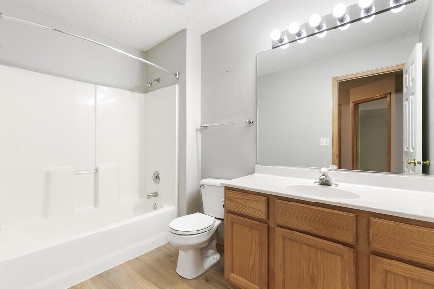 2nd Fl Full Bath - 150 S Prairie View Dr