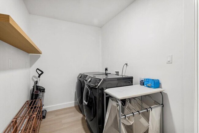 Building Photo - 9005 Balcones Club Dr