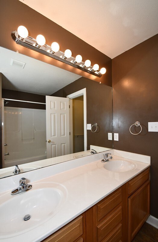 Building Photo - 104 Streamwood Dr