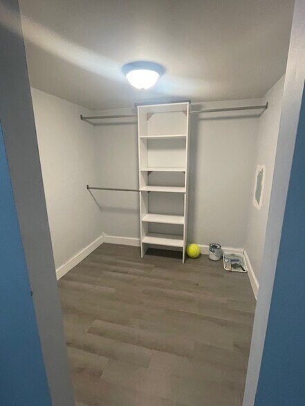 walk in closet - 13691 E Hwy 25