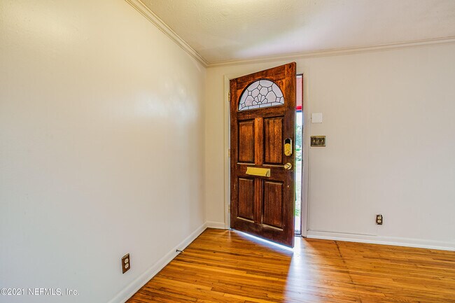Building Photo - 2027 Courtney Dr