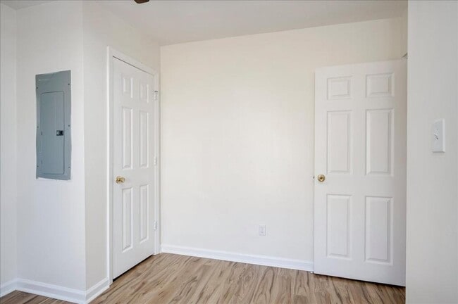 Building Photo - 953 Hopkins St