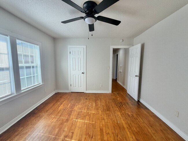 Building Photo - 4 Bedroom home!