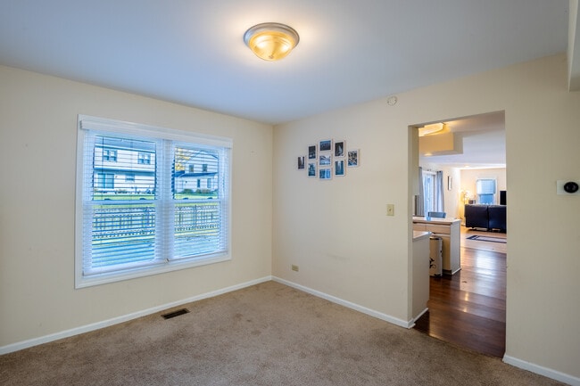 Building Photo - 331 E Fox Hill Dr