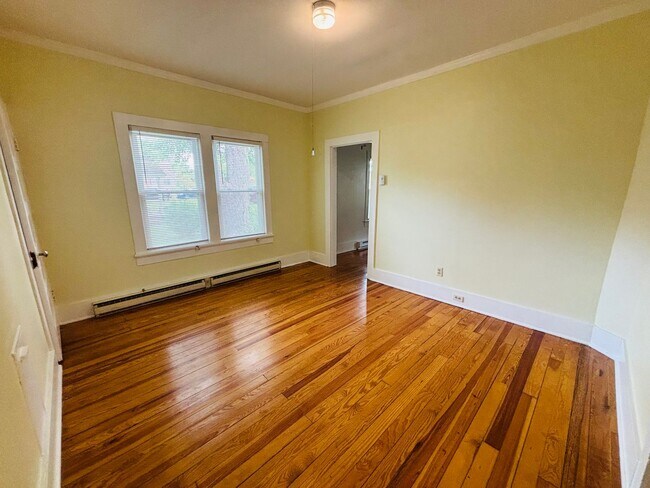 Building Photo - 925 Forest St