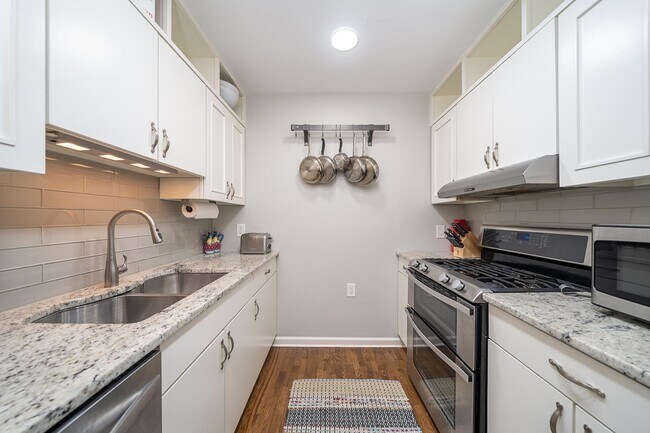 Building Photo - 360 1st St