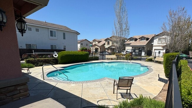 Building Photo - THREE BEDROOM TWO AND A HALF BATH POOL USE SEE VIDEO