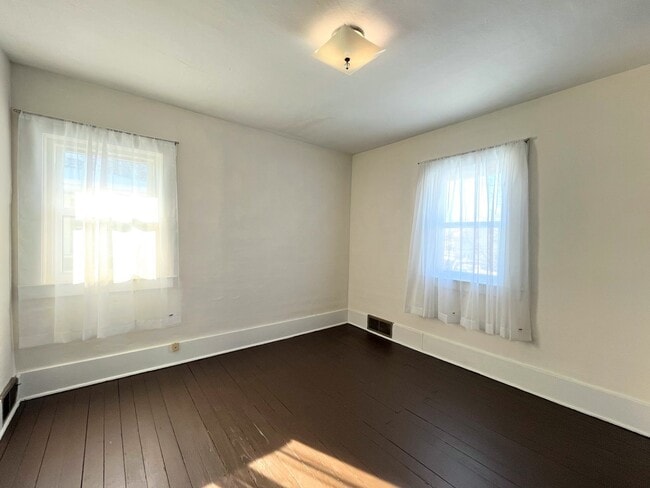 Building Photo - Sunny, Energy-Efficient Home in a Quiet, Close-to-Everything Neighborhood