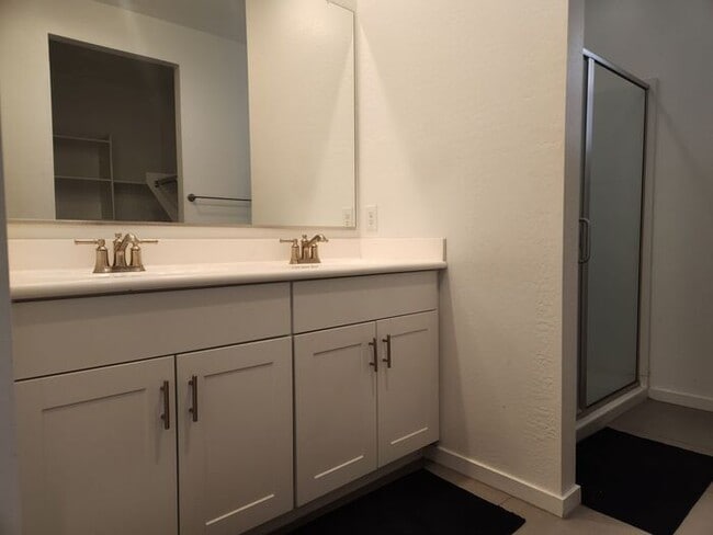 Building Photo - Mountain view single story home.