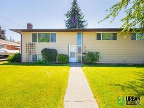 Building Photo - Spacious 3 bedrooms and 2 bathrooms Duplex...