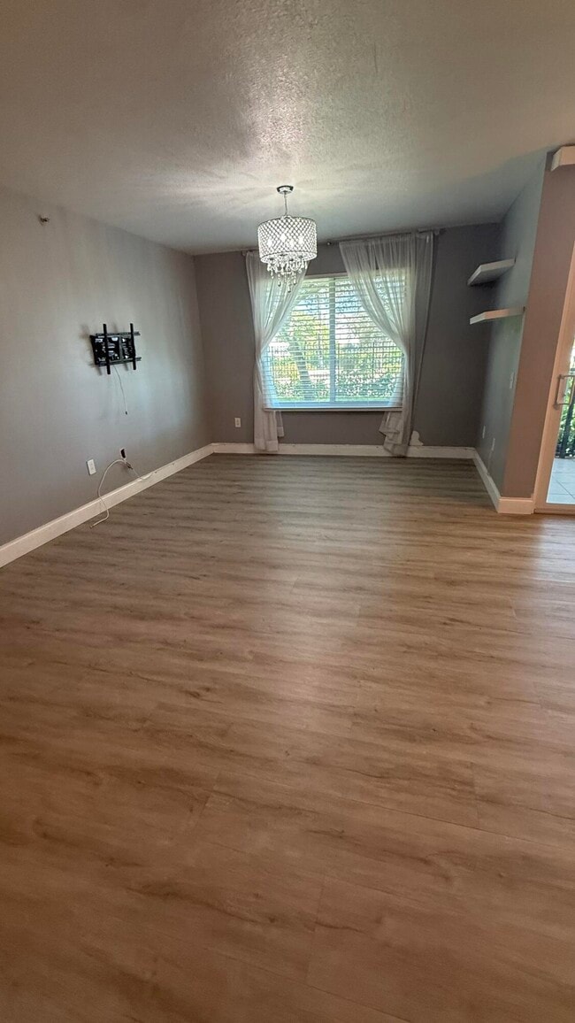 Building Photo - 208 Villa Cir