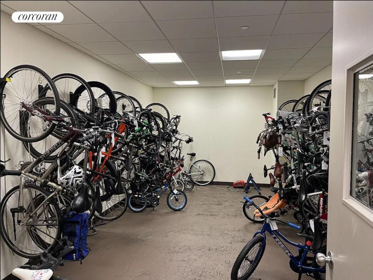 Building Photo - 462 W 58th St