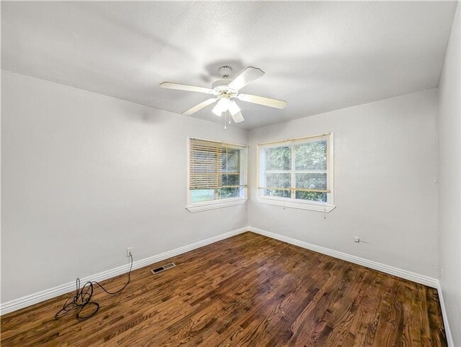 Building Photo - 208 E Graham St